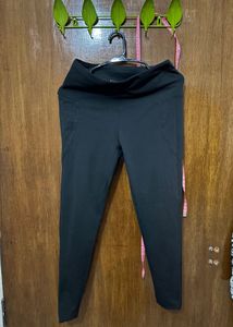 Black solid leggings