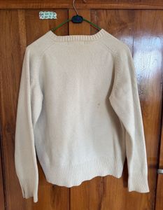 Beige cute sweater 🐻