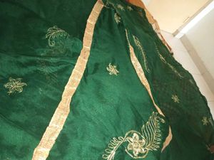 2dupata hai Elegant  Emerald Green Embroidered Sar