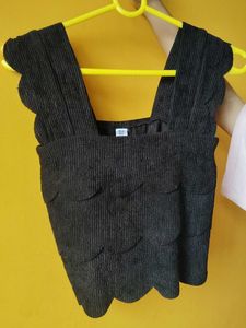 Chic Black Textured Scalloped Crop Top