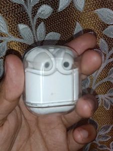 White Wireless Airpods