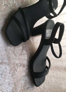 Black drift heeled block heel