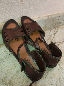 Walkaroo sandals With Back Covering