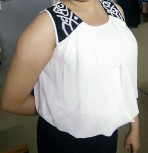 Chic White & Black Sleeveless Dress