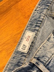Womens Light Wash torned Jeans