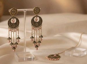 Elegant Earrings &amp; Maang Tikka Set