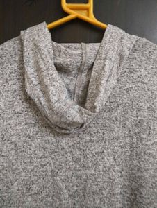 Stylish hoodie with cap