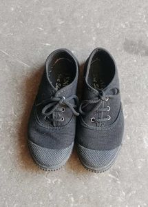 Black tennis shoes