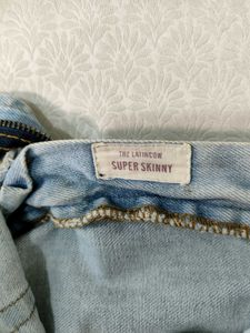 Latin Cow: Distressed White Skinny Jeans