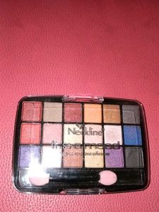 Neckline It's a mood Eye Shadow Palette