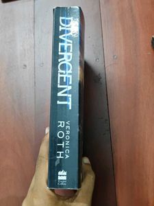Divergent by Veronica Roth