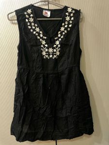 Embroidered Black Sleeveless Kurta