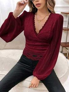Chic Burgo Lace Cropped Top