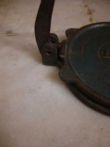 Vintage Cast Iron Manual Press – Roti/Puri Maker