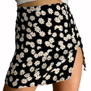 Cute Daisy Print Mini Skirt with Slit
