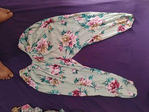 Floral Print Kurta और पायजामे भी है