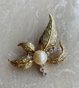 Artificial Diamond ♦️ Brooch