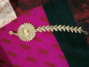 Exquisite Kundan Maang Tikka &amp; Earrings Set
