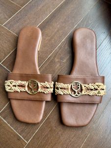slides from fizzy goblet