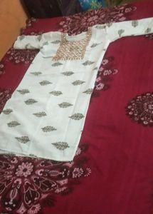 Xxl White Paisley embroidered Neck Printed Kurti