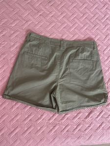 Super chic olive cargo shorts ☘️🧩