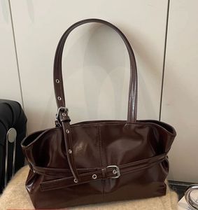 Adjustable buckle shoulder bag