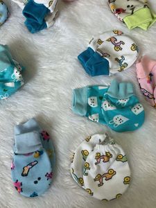 Cute Baby Mittens and sock’s for new born
