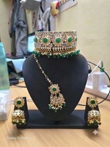 Stunning Green &amp; Gold Kundan Jewelry Set