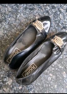 Shiny black ballent flats