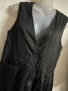 Chic Black Sleeveless Button-Up Dress