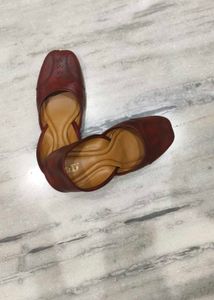 Elegant Maroon Juttis/Flats