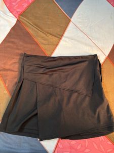 Stylish Black Pleated Skirt