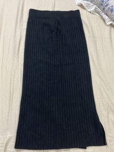 Chic Ribbed Midi Skirt with Side Slit