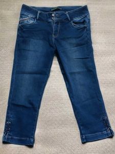 Dark Wash Cropped Jeans