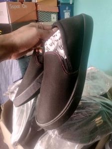 NEW NO USED CASUAL SHOES FOR MEN AND WOMEN.