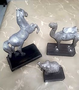 Aluminium or another Metal Showpiece Set