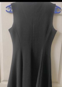 Chic Black Sleeveless V-Neck Dress