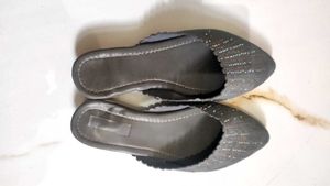 Sparkly Grey Pointed-Toe Flats