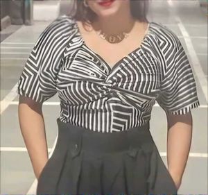 Stylish Black &amp; White Geometric Twist Top