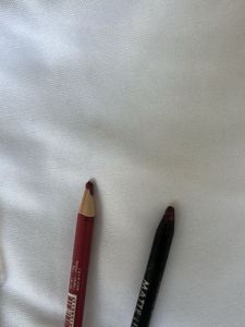 2 Lip Pencils Mars &amp; Mary jok