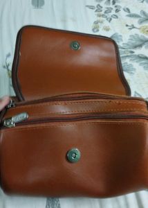 Brown Leather Crossbody Bag with Stylish Strap
