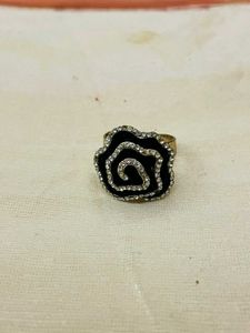 Chic Rose Ring with Rhinestones