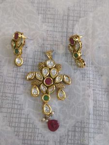 Exquisite Kundan &amp; Emerald Necklace Set