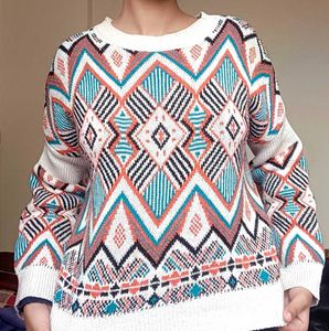white 🤍 pullover sweater of urbanic