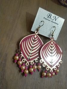 Fashionable Fuschia And Golden Hook Drop Earring