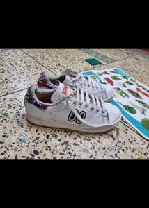 Rare vintage  White Adidas Sneakers with Flor