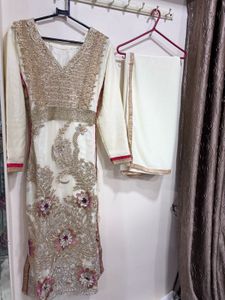 Elegant White Kurta Set with Intricate Embellishme