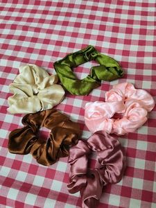 Lot of 12 Scrunchies