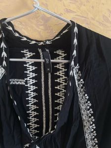 Chic Black Embroidered Cropped Top