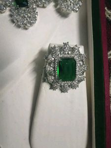 Stunning Emerald &amp; Diamond Jewellery Set
